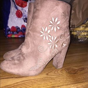 cute boots size 7 brand new